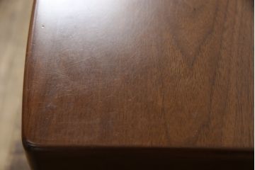 鏡台をスタンドミラーと小引き出しにリメイク!鏡を鏡台から取り外し、下部の木枠は新たに制作。スタンドを製作して取り付け、スタンドミラーに加工。引き出し部分は、背板と底板を製作。取っ手を取り付けて小引き出しに。現状の色味に合わせて着色仕上げ。