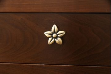 鏡台をスタンドミラーと小引き出しにリメイク!鏡を鏡台から取り外し、下部の木枠は新たに制作。スタンドを製作して取り付け、スタンドミラーに加工。引き出し部分は、背板と底板を製作。取っ手を取り付けて小引き出しに。現状の色味に合わせて着色仕上げ。