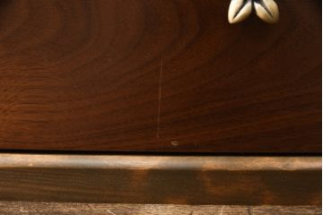 鏡台をスタンドミラーと小引き出しにリメイク!鏡を鏡台から取り外し、下部の木枠は新たに制作。スタンドを製作して取り付け、スタンドミラーに加工。引き出し部分は、背板と底板を製作。取っ手を取り付けて小引き出しに。現状の色味に合わせて着色仕上げ。