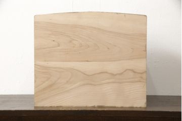 鏡台をスタンドミラーと小引き出しにリメイク!鏡を鏡台から取り外し、下部の木枠は新たに制作。スタンドを製作して取り付け、スタンドミラーに加工。引き出し部分は、背板と底板を製作。取っ手を取り付けて小引き出しに。現状の色味に合わせて着色仕上げ。
