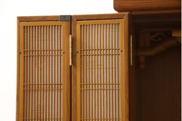 お仏壇を小型仏壇と小引き出しにリメイク!指定サイズにリサイズし、小型仏壇の上段にはアクリルワーロンの4枚戸を設置。下段には引き出し2杯と脚を取り付け。元の扉1枚と引き出しを活用し、小引き出しに。