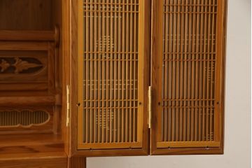 お仏壇を小型仏壇と小引き出しにリメイク!指定サイズにリサイズし、小型仏壇の上段にはアクリルワーロンの4枚戸を設置。下段には引き出し2杯と脚を取り付け。元の扉1枚と引き出しを活用し、小引き出しに。