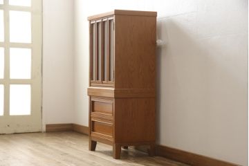 お仏壇を小型仏壇と小引き出しにリメイク!指定サイズにリサイズし、小型仏壇の上段にはアクリルワーロンの4枚戸を設置。下段には引き出し2杯と脚を取り付け。元の扉1枚と引き出しを活用し、小引き出しに。