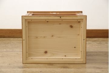 お仏壇を小型仏壇と小引き出しにリメイク!指定サイズにリサイズし、小型仏壇の上段にはアクリルワーロンの4枚戸を設置。下段には引き出し2杯と脚を取り付け。元の扉1枚と引き出しを活用し、小引き出しに。