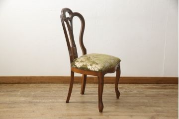 チェアの張地を交換してリメイク!4脚のうち1脚は高品質リペアのみを行い、残り3脚はクッションを交換してご希望の生地に張り替え。いずれもワントーン落ち着いた色に着色仕上げ。