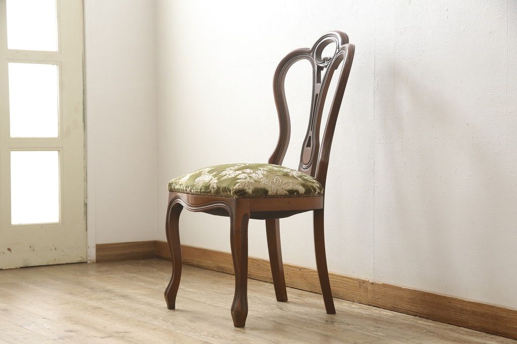 チェアの張地を交換してリメイク!4脚のうち1脚は高品質リペアのみを行い、残り3脚はクッションを交換してご希望の生地に張り替え。いずれもワントーン落ち着いた色に着色仕上げ。