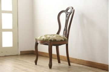 チェアの張地を交換してリメイク!4脚のうち1脚は高品質リペアのみを行い、残り3脚はクッションを交換してご希望の生地に張り替え。いずれもワントーン落ち着いた色に着色仕上げ。