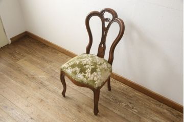 チェアの張地を交換してリメイク!4脚のうち1脚は高品質リペアのみを行い、残り3脚はクッションを交換してご希望の生地に張り替え。いずれもワントーン落ち着いた色に着色仕上げ。