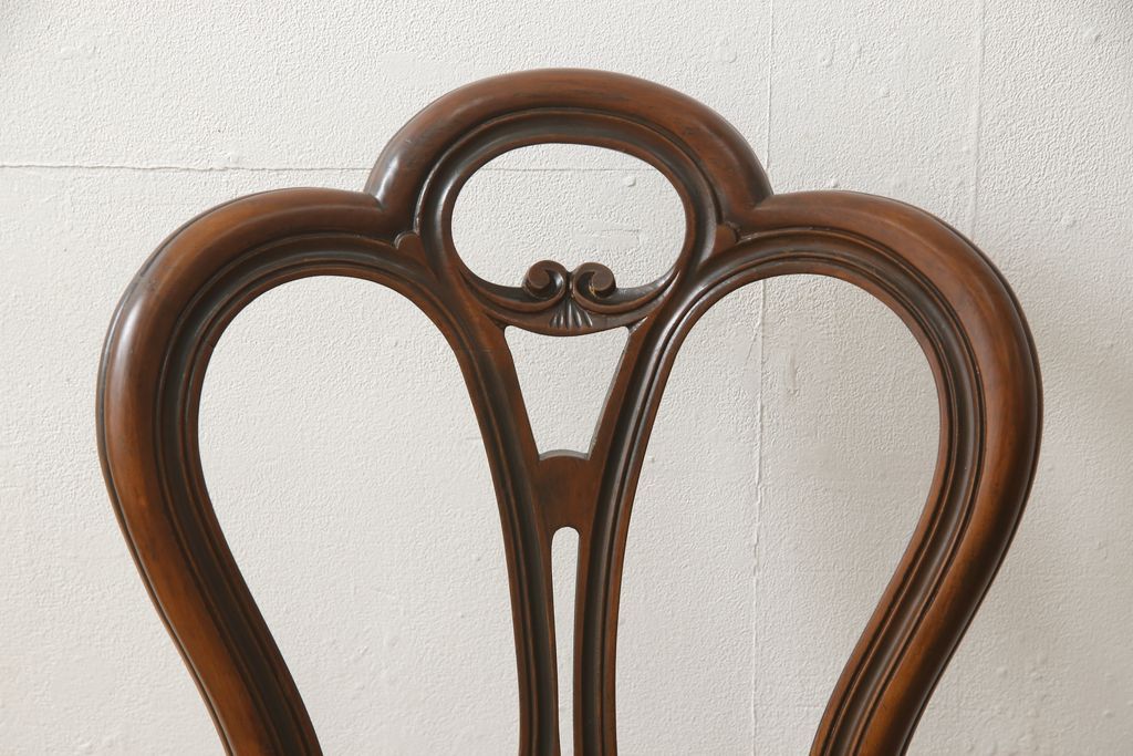 チェアの張地を交換してリメイク!4脚のうち1脚は高品質リペアのみを行い、残り3脚はクッションを交換してご希望の生地に張り替え。いずれもワントーン落ち着いた色に着色仕上げ。