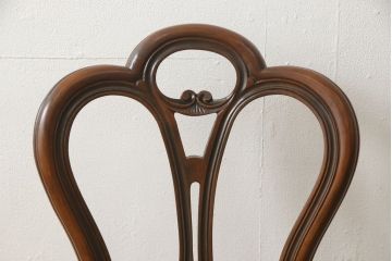 チェアの張地を交換してリメイク!4脚のうち1脚は高品質リペアのみを行い、残り3脚はクッションを交換してご希望の生地に張り替え。いずれもワントーン落ち着いた色に着色仕上げ。