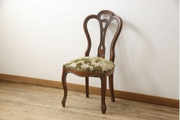 チェアの張地を交換してリメイク!4脚のうち1脚は高品質リペアのみを行い、残り3脚はクッションを交換してご希望の生地に張り替え。いずれもワントーン落ち着いた色に着色仕上げ。