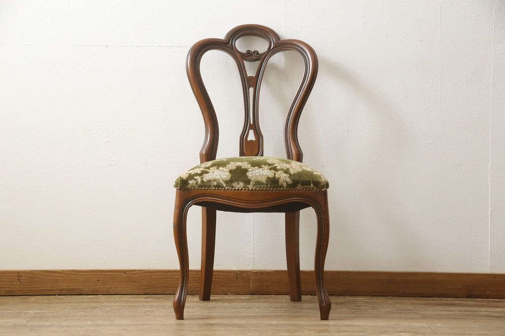 チェアの張地を交換してリメイク!4脚のうち1脚は高品質リペアのみを行い、残り3脚はクッションを交換してご希望の生地に張り替え。いずれもワントーン落ち着いた色に着色仕上げ。