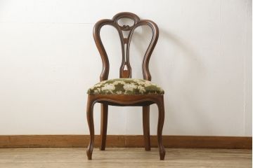 チェアの張地を交換してリメイク!4脚のうち1脚は高品質リペアのみを行い、残り3脚はクッションを交換してご希望の生地に張り替え。いずれもワントーン落ち着いた色に着色仕上げ。