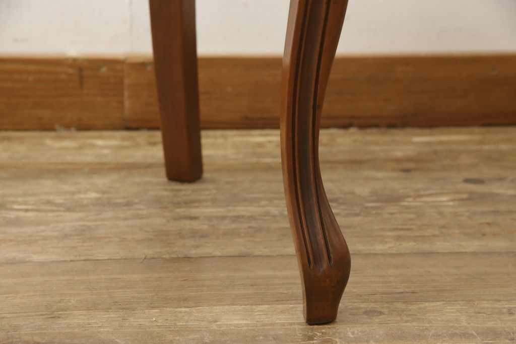 チェアの張地を交換してリメイク!4脚のうち1脚は高品質リペアのみを行い、残り3脚はクッションを交換してご希望の生地に張り替え。いずれもワントーン落ち着いた色に着色仕上げ。