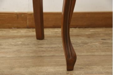 チェアの張地を交換してリメイク!4脚のうち1脚は高品質リペアのみを行い、残り3脚はクッションを交換してご希望の生地に張り替え。いずれもワントーン落ち着いた色に着色仕上げ。