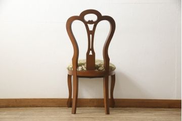 チェアの張地を交換してリメイク!4脚のうち1脚は高品質リペアのみを行い、残り3脚はクッションを交換してご希望の生地に張り替え。いずれもワントーン落ち着いた色に着色仕上げ。