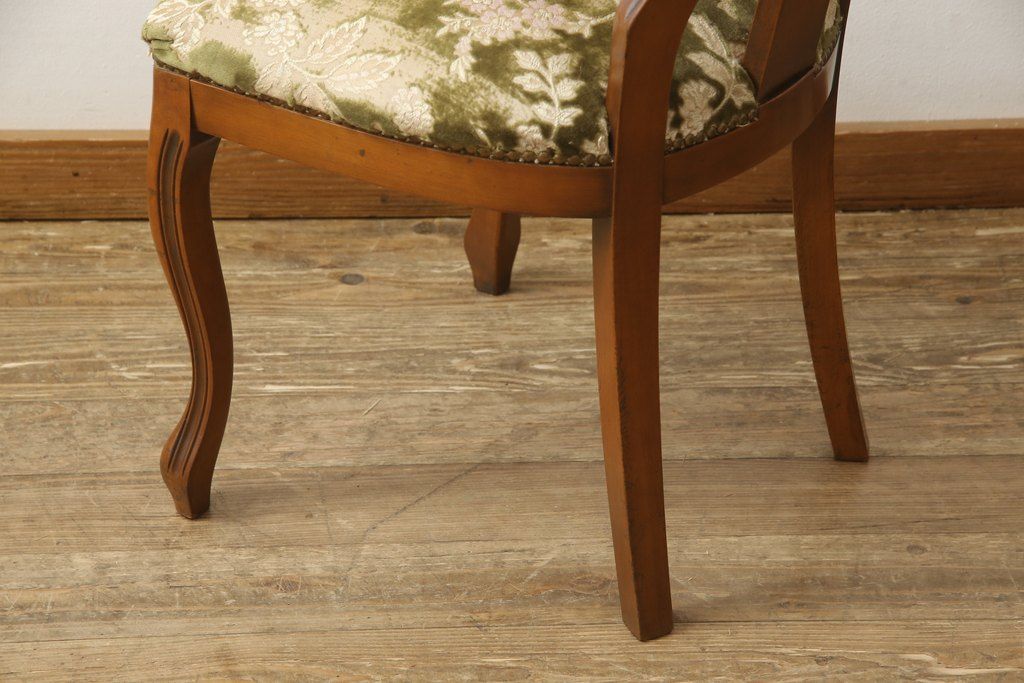 チェアの張地を交換してリメイク!4脚のうち1脚は高品質リペアのみを行い、残り3脚はクッションを交換してご希望の生地に張り替え。いずれもワントーン落ち着いた色に着色仕上げ。