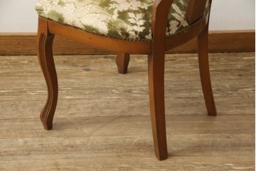 チェアの張地を交換してリメイク!4脚のうち1脚は高品質リペアのみを行い、残り3脚はクッションを交換してご希望の生地に張り替え。いずれもワントーン落ち着いた色に着色仕上げ。