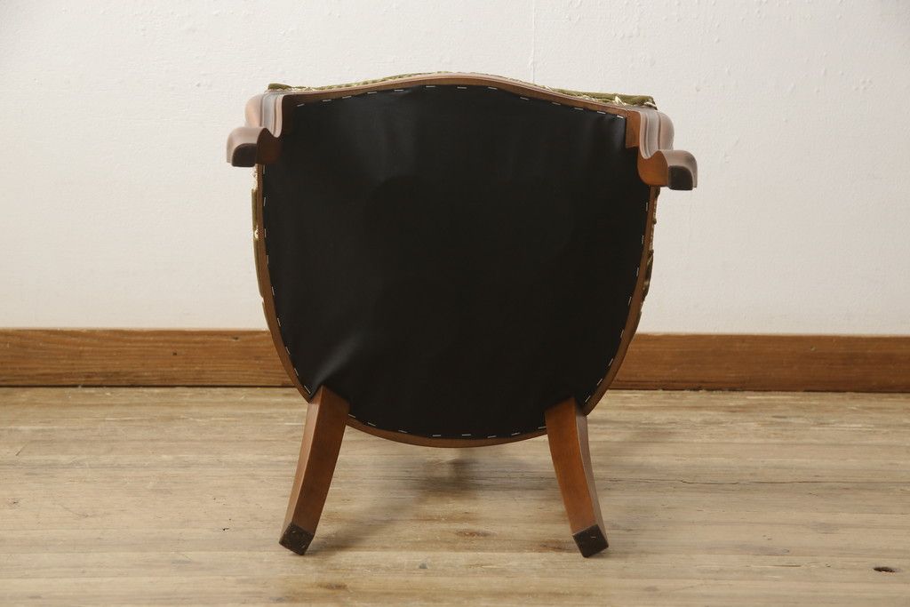 チェアの張地を交換してリメイク!4脚のうち1脚は高品質リペアのみを行い、残り3脚はクッションを交換してご希望の生地に張り替え。いずれもワントーン落ち着いた色に着色仕上げ。