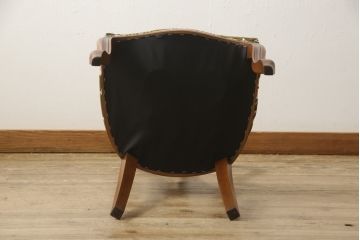 チェアの張地を交換してリメイク!4脚のうち1脚は高品質リペアのみを行い、残り3脚はクッションを交換してご希望の生地に張り替え。いずれもワントーン落ち着いた色に着色仕上げ。