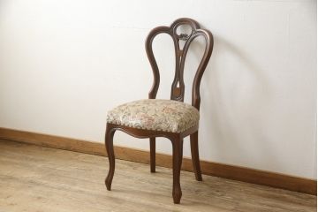 チェアの張地を交換してリメイク!4脚のうち1脚は高品質リペアのみを行い、残り3脚はクッションを交換してご希望の生地に張り替え。いずれもワントーン落ち着いた色に着色仕上げ。