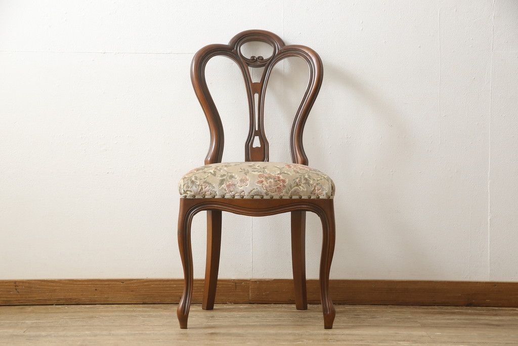 チェアの張地を交換してリメイク!4脚のうち1脚は高品質リペアのみを行い、残り3脚はクッションを交換してご希望の生地に張り替え。いずれもワントーン落ち着いた色に着色仕上げ。