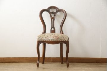 チェアの張地を交換してリメイク!4脚のうち1脚は高品質リペアのみを行い、残り3脚はクッションを交換してご希望の生地に張り替え。いずれもワントーン落ち着いた色に着色仕上げ。