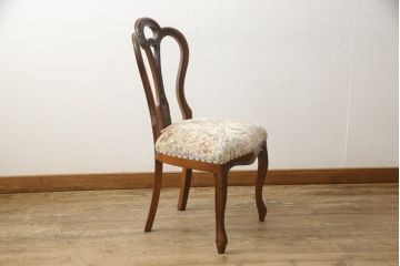 チェアの張地を交換してリメイク!4脚のうち1脚は高品質リペアのみを行い、残り3脚はクッションを交換してご希望の生地に張り替え。いずれもワントーン落ち着いた色に着色仕上げ。