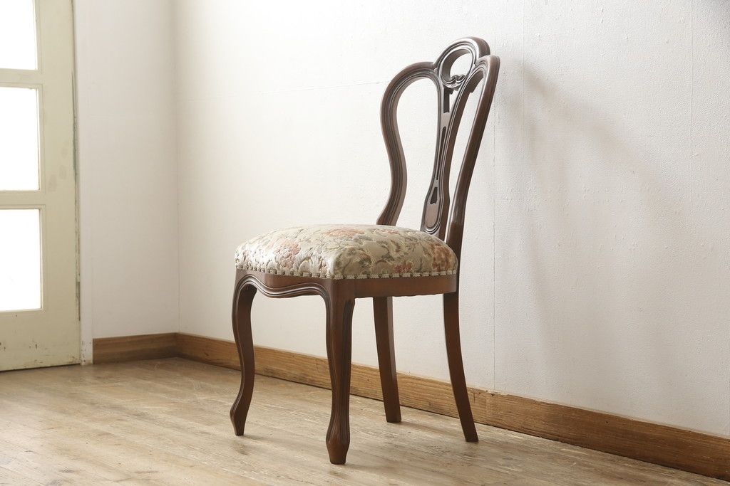 チェアの張地を交換してリメイク!4脚のうち1脚は高品質リペアのみを行い、残り3脚はクッションを交換してご希望の生地に張り替え。いずれもワントーン落ち着いた色に着色仕上げ。