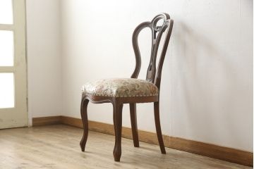 チェアの張地を交換してリメイク!4脚のうち1脚は高品質リペアのみを行い、残り3脚はクッションを交換してご希望の生地に張り替え。いずれもワントーン落ち着いた色に着色仕上げ。