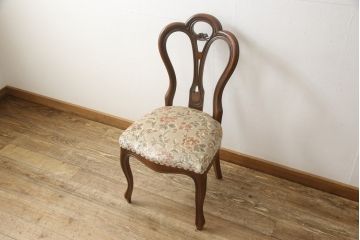 チェアの張地を交換してリメイク!4脚のうち1脚は高品質リペアのみを行い、残り3脚はクッションを交換してご希望の生地に張り替え。いずれもワントーン落ち着いた色に着色仕上げ。