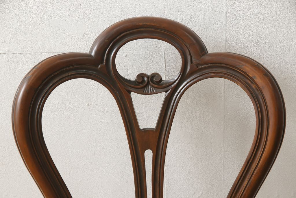 チェアの張地を交換してリメイク!4脚のうち1脚は高品質リペアのみを行い、残り3脚はクッションを交換してご希望の生地に張り替え。いずれもワントーン落ち着いた色に着色仕上げ。