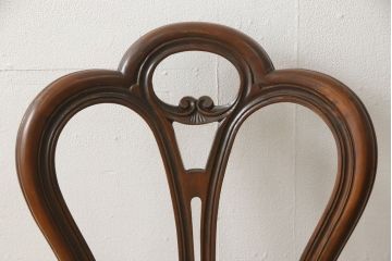 チェアの張地を交換してリメイク!4脚のうち1脚は高品質リペアのみを行い、残り3脚はクッションを交換してご希望の生地に張り替え。いずれもワントーン落ち着いた色に着色仕上げ。