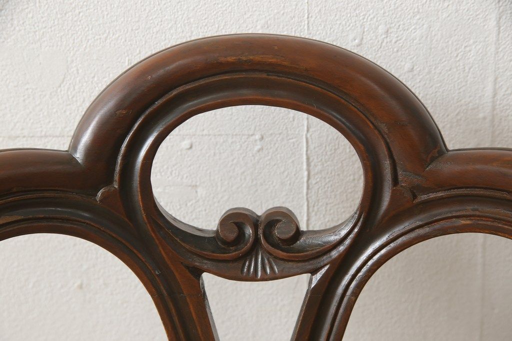 チェアの張地を交換してリメイク!4脚のうち1脚は高品質リペアのみを行い、残り3脚はクッションを交換してご希望の生地に張り替え。いずれもワントーン落ち着いた色に着色仕上げ。