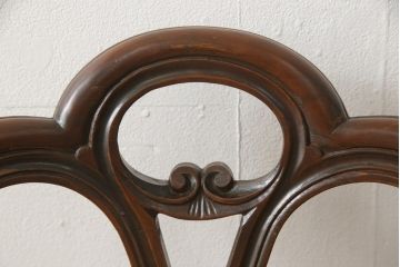 チェアの張地を交換してリメイク!4脚のうち1脚は高品質リペアのみを行い、残り3脚はクッションを交換してご希望の生地に張り替え。いずれもワントーン落ち着いた色に着色仕上げ。