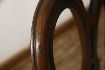 チェアの張地を交換してリメイク!4脚のうち1脚は高品質リペアのみを行い、残り3脚はクッションを交換してご希望の生地に張り替え。いずれもワントーン落ち着いた色に着色仕上げ。