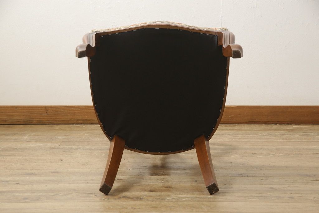 チェアの張地を交換してリメイク!4脚のうち1脚は高品質リペアのみを行い、残り3脚はクッションを交換してご希望の生地に張り替え。いずれもワントーン落ち着いた色に着色仕上げ。