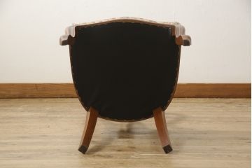 チェアの張地を交換してリメイク!4脚のうち1脚は高品質リペアのみを行い、残り3脚はクッションを交換してご希望の生地に張り替え。いずれもワントーン落ち着いた色に着色仕上げ。