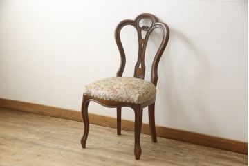 チェアの張地を交換してリメイク!4脚のうち1脚は高品質リペアのみを行い、残り3脚はクッションを交換してご希望の生地に張り替え。いずれもワントーン落ち着いた色に着色仕上げ。