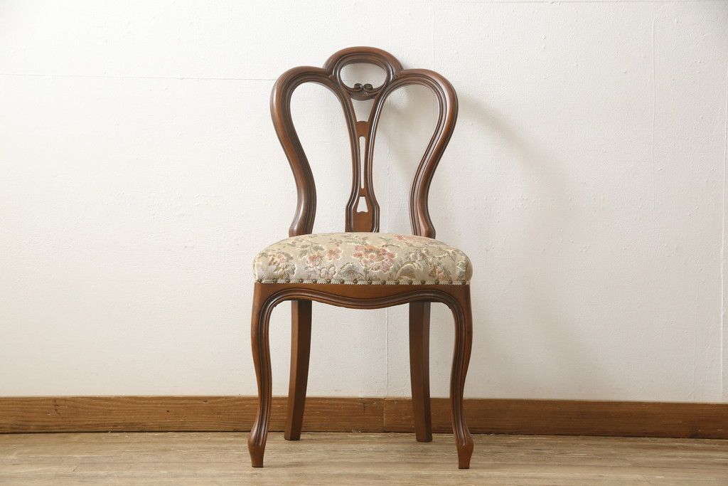 チェアの張地を交換してリメイク!4脚のうち1脚は高品質リペアのみを行い、残り3脚はクッションを交換してご希望の生地に張り替え。いずれもワントーン落ち着いた色に着色仕上げ。