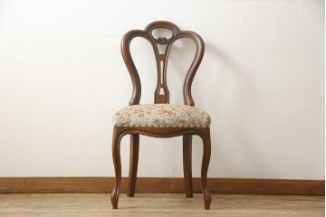 チェアの張地を交換してリメイク!4脚のうち1脚は高品質リペアのみを行い、残り3脚はクッションを交換してご希望の生地に張り替え。いずれもワントーン落ち着いた色に着色仕上げ。