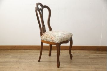 チェアの張地を交換してリメイク!4脚のうち1脚は高品質リペアのみを行い、残り3脚はクッションを交換してご希望の生地に張り替え。いずれもワントーン落ち着いた色に着色仕上げ。