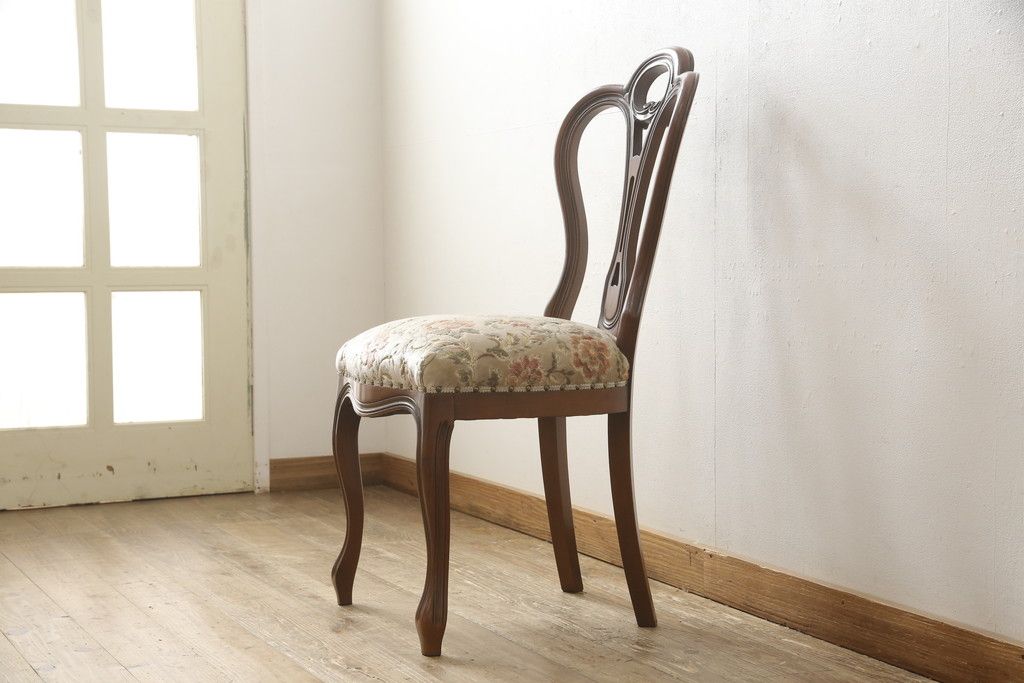 チェアの張地を交換してリメイク!4脚のうち1脚は高品質リペアのみを行い、残り3脚はクッションを交換してご希望の生地に張り替え。いずれもワントーン落ち着いた色に着色仕上げ。