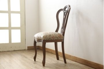 チェアの張地を交換してリメイク!4脚のうち1脚は高品質リペアのみを行い、残り3脚はクッションを交換してご希望の生地に張り替え。いずれもワントーン落ち着いた色に着色仕上げ。