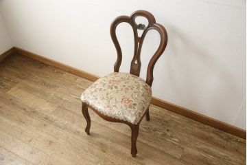 チェアの張地を交換してリメイク!4脚のうち1脚は高品質リペアのみを行い、残り3脚はクッションを交換してご希望の生地に張り替え。いずれもワントーン落ち着いた色に着色仕上げ。