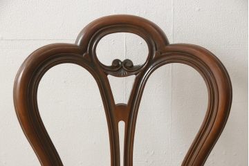 チェアの張地を交換してリメイク!4脚のうち1脚は高品質リペアのみを行い、残り3脚はクッションを交換してご希望の生地に張り替え。いずれもワントーン落ち着いた色に着色仕上げ。