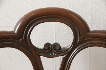 チェアの張地を交換してリメイク!4脚のうち1脚は高品質リペアのみを行い、残り3脚はクッションを交換してご希望の生地に張り替え。いずれもワントーン落ち着いた色に着色仕上げ。