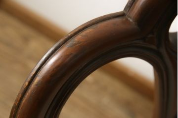 チェアの張地を交換してリメイク!4脚のうち1脚は高品質リペアのみを行い、残り3脚はクッションを交換してご希望の生地に張り替え。いずれもワントーン落ち着いた色に着色仕上げ。