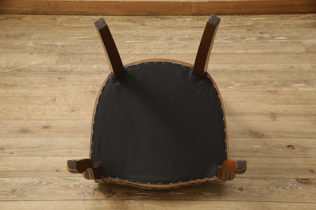 チェアの張地を交換してリメイク!4脚のうち1脚は高品質リペアのみを行い、残り3脚はクッションを交換してご希望の生地に張り替え。いずれもワントーン落ち着いた色に着色仕上げ。