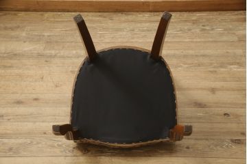 チェアの張地を交換してリメイク!4脚のうち1脚は高品質リペアのみを行い、残り3脚はクッションを交換してご希望の生地に張り替え。いずれもワントーン落ち着いた色に着色仕上げ。